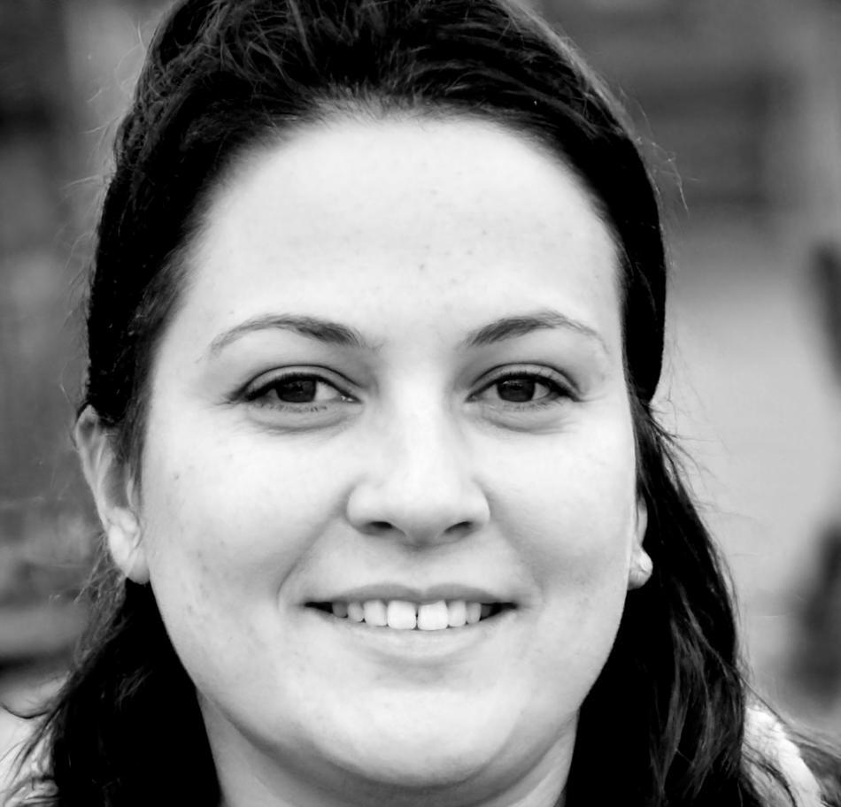 Retrato profesional de instructora de análisis financiero